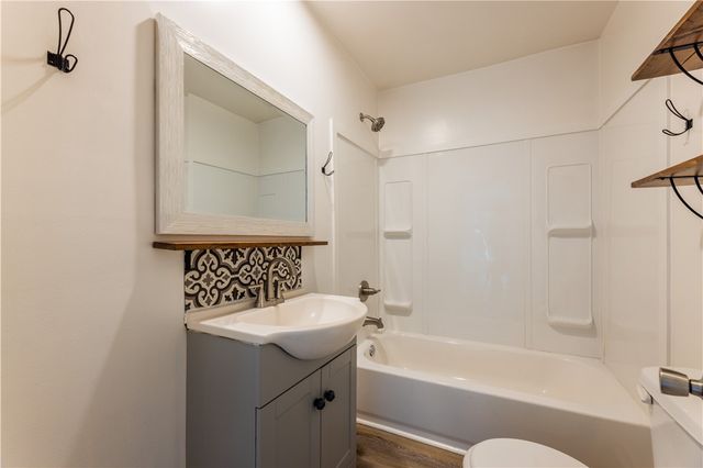 810 W Elgin Street, Siloam Springs, AR 72761
