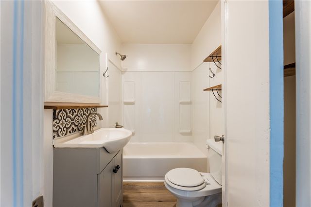 810 W Elgin Street, Siloam Springs, AR 72761