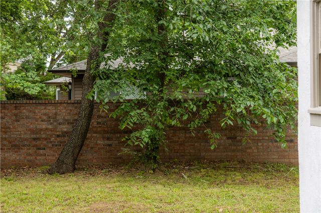 810 W Elgin Street, Siloam Springs, AR 72761