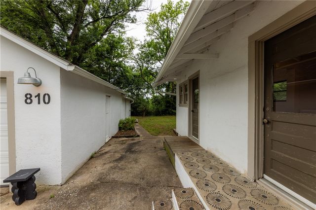 810 W Elgin Street, Siloam Springs, AR 72761