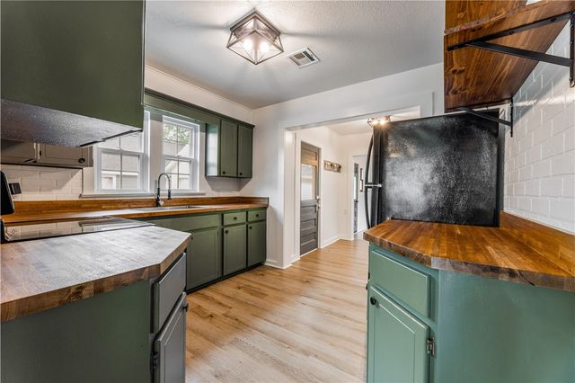 810 W Elgin Street, Siloam Springs, AR 72761