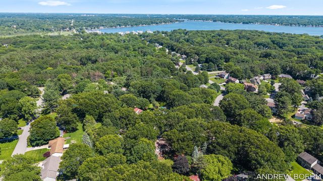166 Wynwood Court, Holland, MI 49424