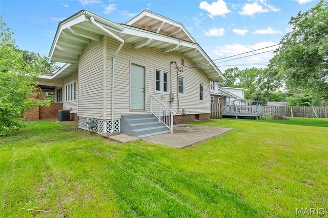 304 Sotier Place, Wood River, IL 62095
