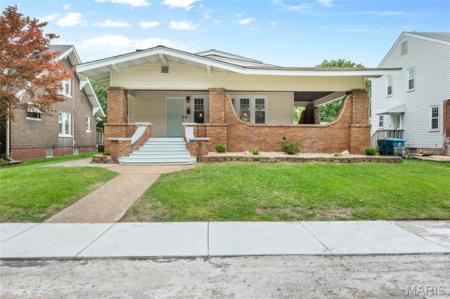 304 Sotier Place, Wood River, IL 62095