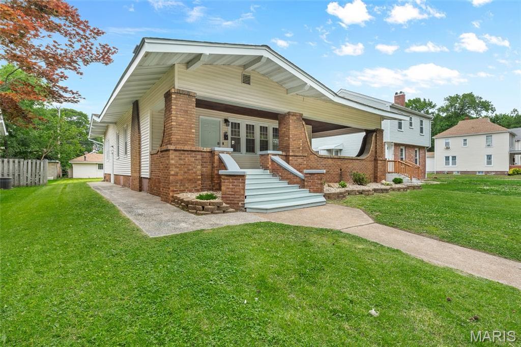 304 Sotier Place, Wood River, IL 62095