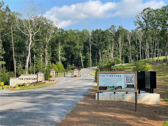 134 Twisted Oak Road, Talking Rock, GA 30175