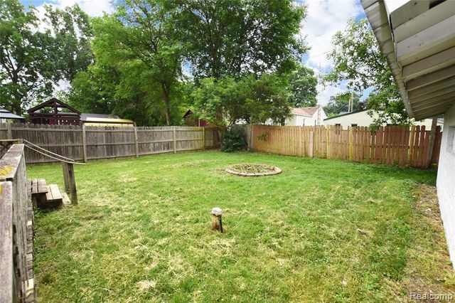 2390 E Boatfield Avenue, Burton, MI 48529