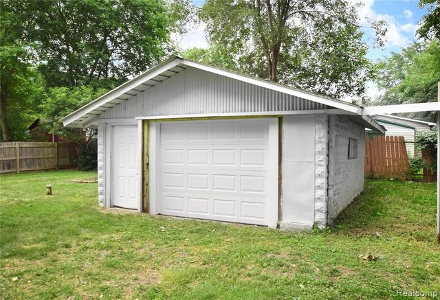 2390 E Boatfield Avenue, Burton, MI 48529