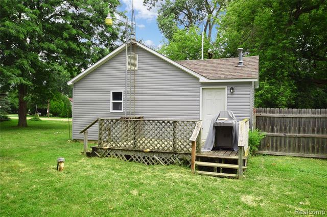 2390 E Boatfield Avenue, Burton, MI 48529