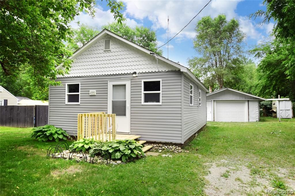2390 E Boatfield Avenue, Burton, MI 48529