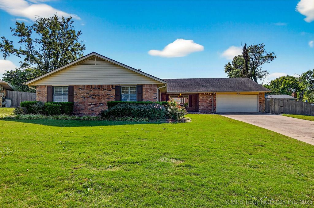 2527 Dorchester Drive, Bartlesville, OK 74006