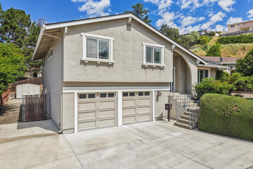 105 Woodstock Ct, Benicia, CA 94510