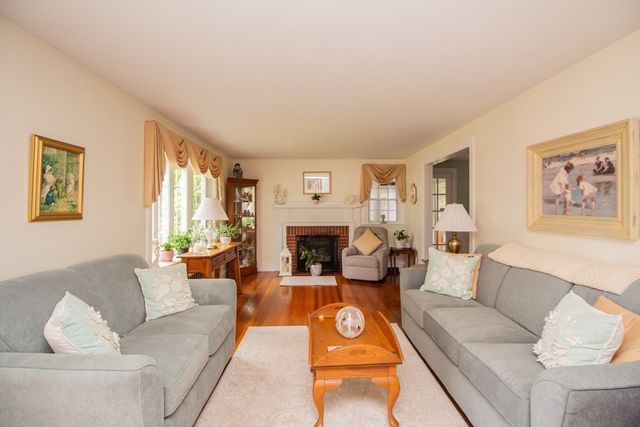 2 Paradox Dr, Worcester, MA 01602