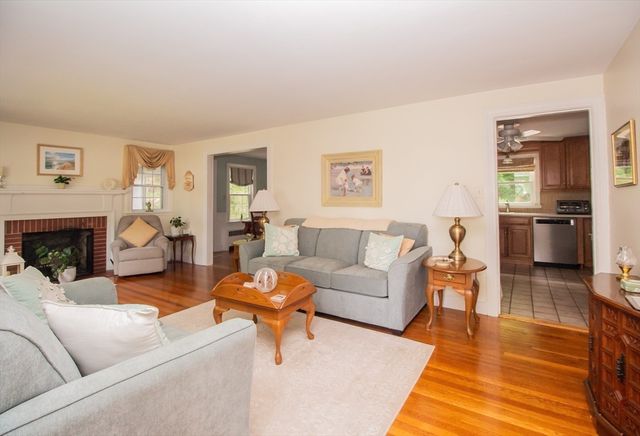 2 Paradox Dr, Worcester, MA 01602