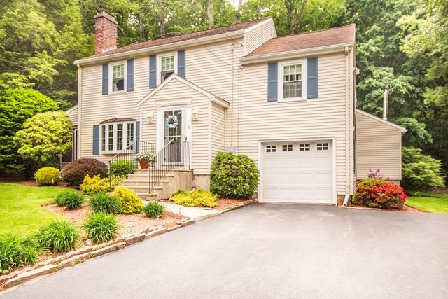 2 Paradox Dr, Worcester, MA 01602