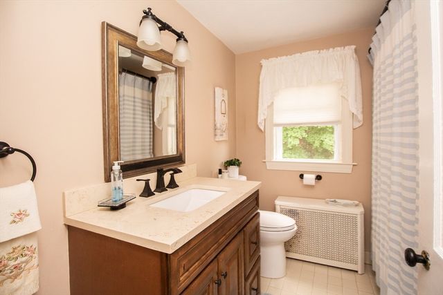2 Paradox Dr, Worcester, MA 01602