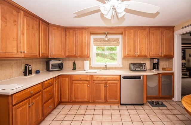 2 Paradox Dr, Worcester, MA 01602