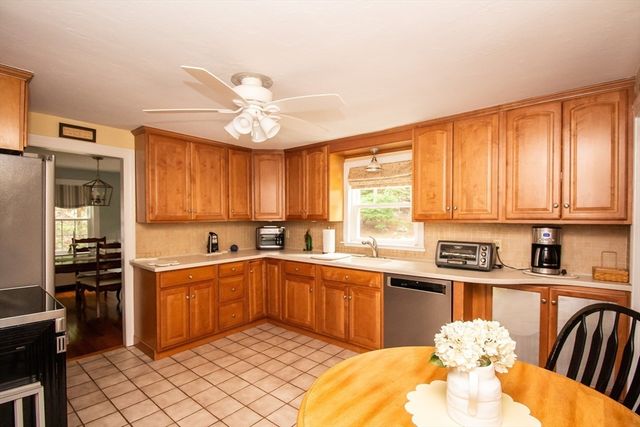 2 Paradox Dr, Worcester, MA 01602