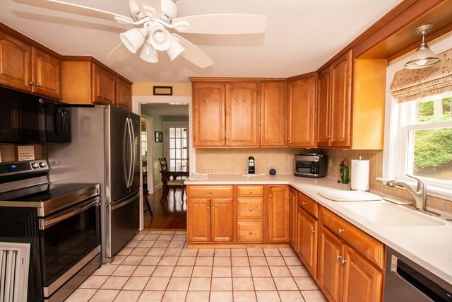 2 Paradox Dr, Worcester, MA 01602