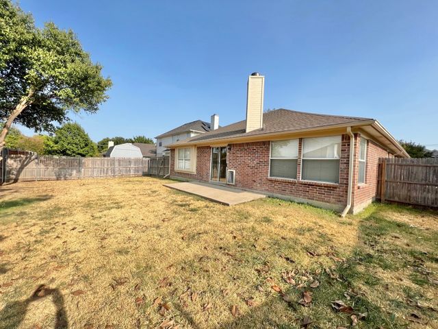 875 Shoal Creek Drive, Arlington, TX 76001