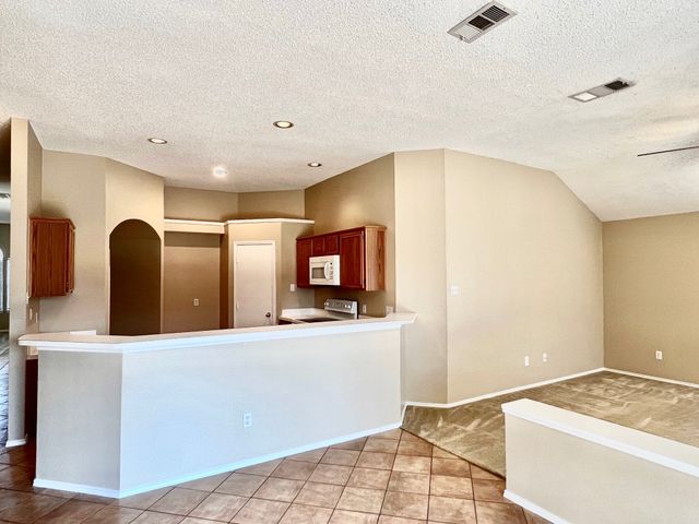 875 Shoal Creek Drive, Arlington, TX 76001