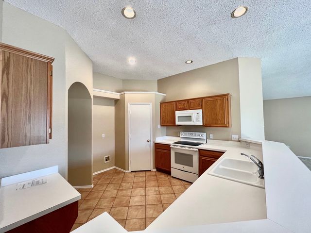 875 Shoal Creek Drive, Arlington, TX 76001