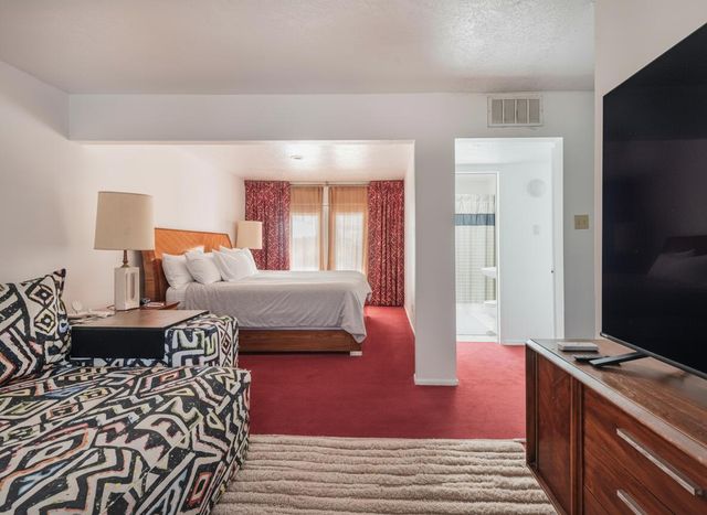 1731 Notre Dame Drive NE, Albuquerque, NM 87106