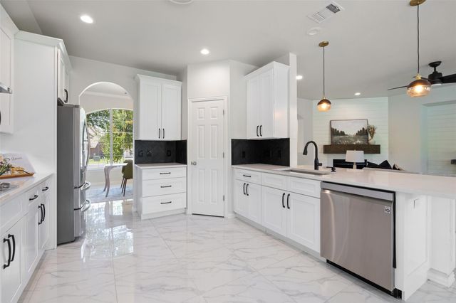 3931 Links LN, Round Rock, TX 78664