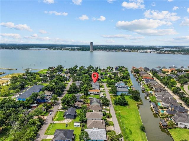 208 Valmar Street, League City, TX 77565