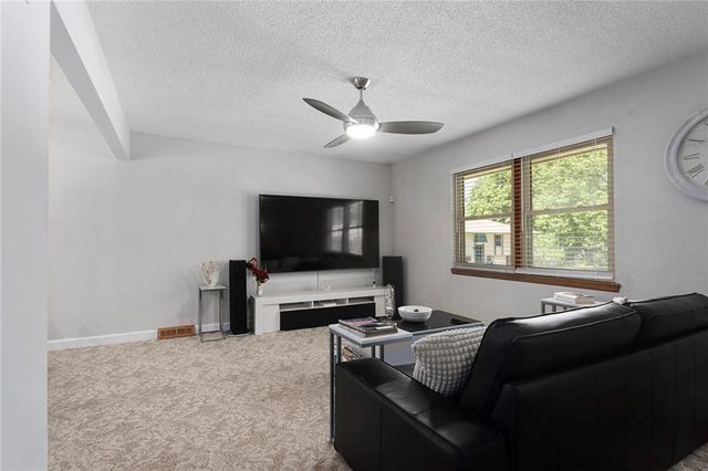 508 SW KILLARNEY Lane, Blue Springs, MO 64014