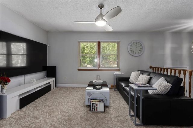 508 SW KILLARNEY Lane, Blue Springs, MO 64014