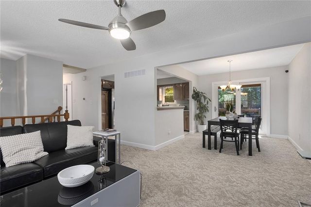 508 SW KILLARNEY Lane, Blue Springs, MO 64014