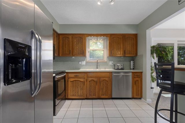 508 SW KILLARNEY Lane, Blue Springs, MO 64014