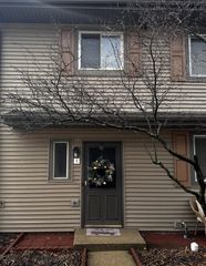 2S739 Winchester Circle 4, Warrenville, IL 60555