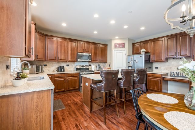 908 Blue Ridge Drive, Streamwood, IL 60107