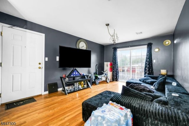 64 Brunswick St, Newark City, NJ 07114