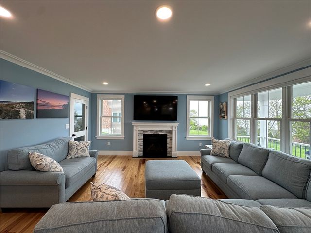 68 Albert Street, Portsmouth, RI 02871