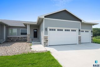 111 Mydland Dr Dr, Harrisburg, SD 57032