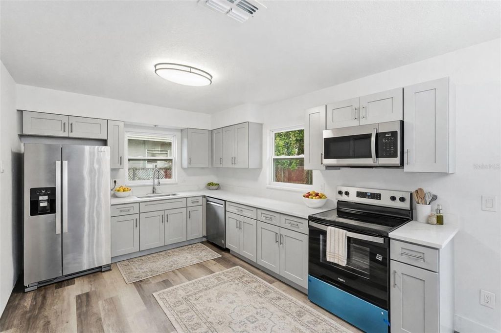 Image 4 of property listing at 6680 99TH AVENUE N, Pinellas Park, FL 33782