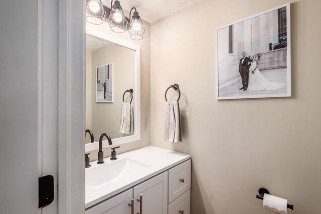 2550 Breathstone Drive, Powell, OH 43065