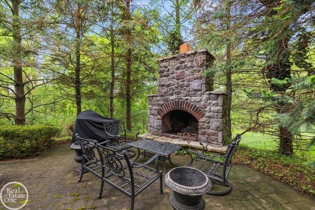 877 Quarry Drive, Rochester Hills, MI 48306