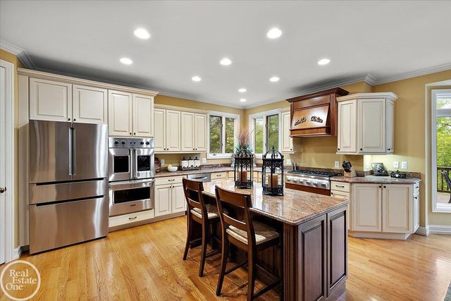 877 Quarry Drive, Rochester Hills, MI 48306