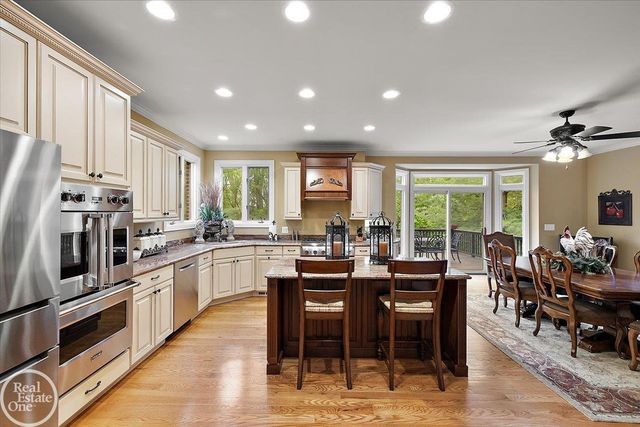 877 Quarry Drive, Rochester Hills, MI 48306