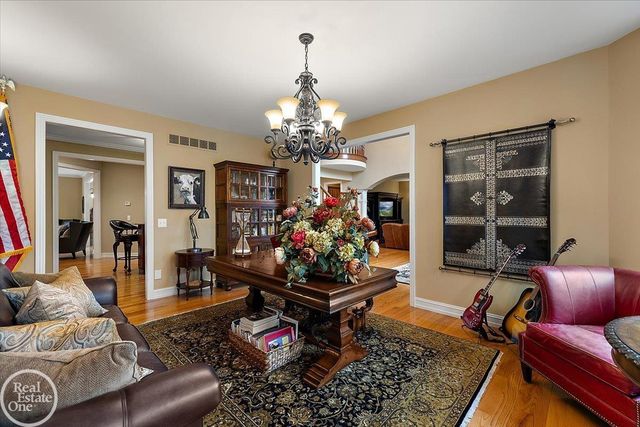 877 Quarry Drive, Rochester Hills, MI 48306