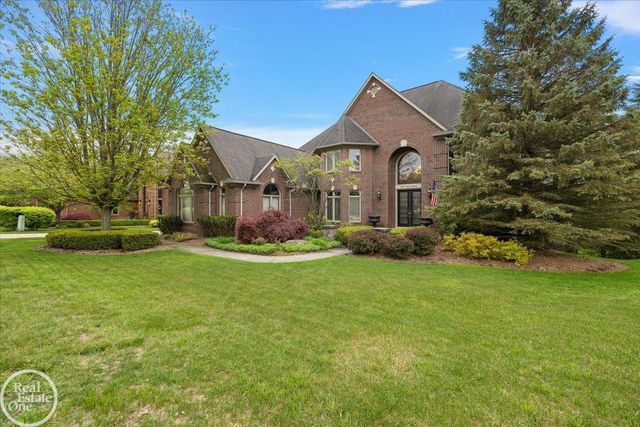 877 Quarry Drive, Rochester Hills, MI 48306
