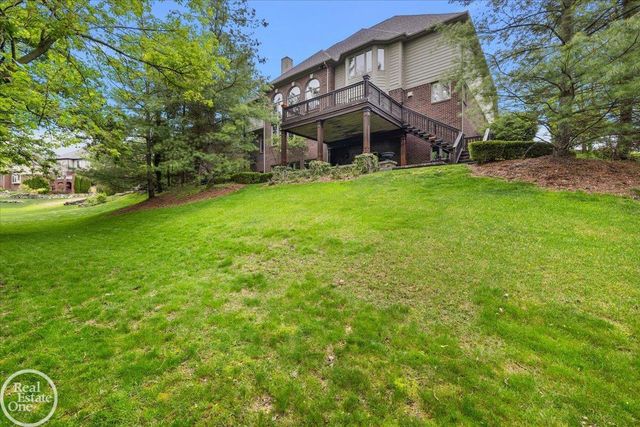 877 Quarry Drive, Rochester Hills, MI 48306