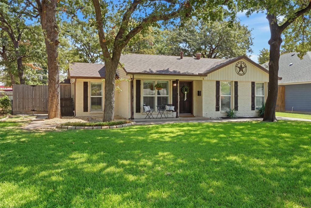 712 Thersa Drive, River Oaks, TX 76114 — exterior