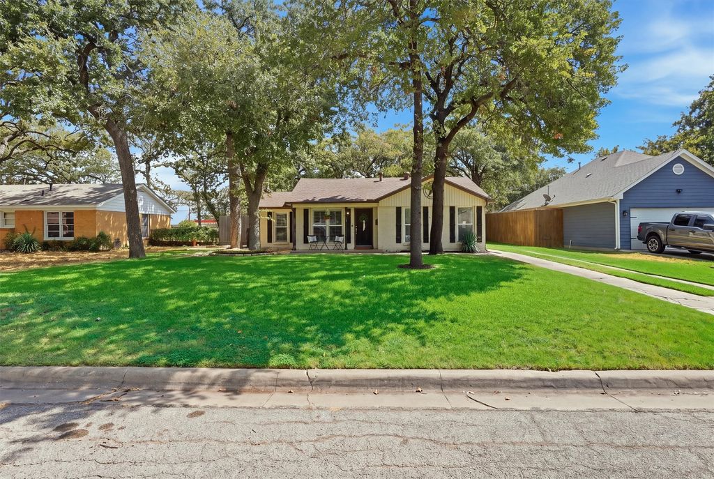 712 Thersa Drive, River Oaks, TX 76114 — photo 3