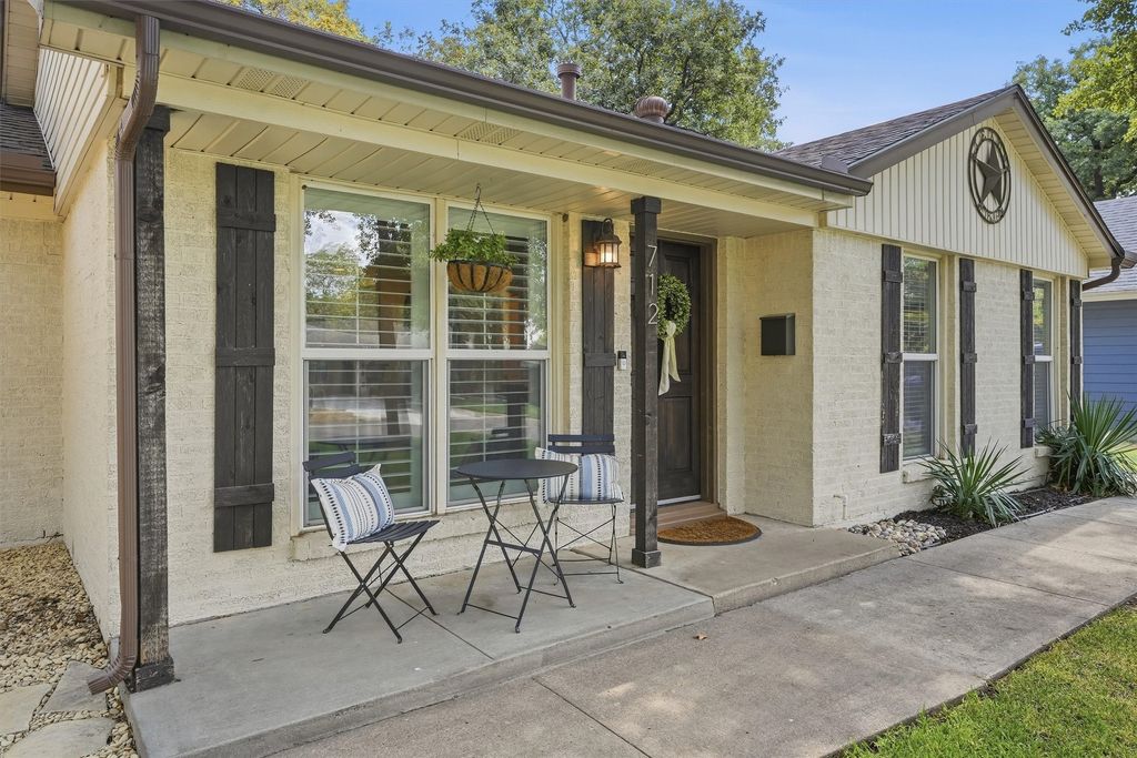 712 Thersa Drive, River Oaks, TX 76114 — photo 5