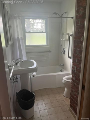225 Juniper Street, Auburn Hills, MI 48326